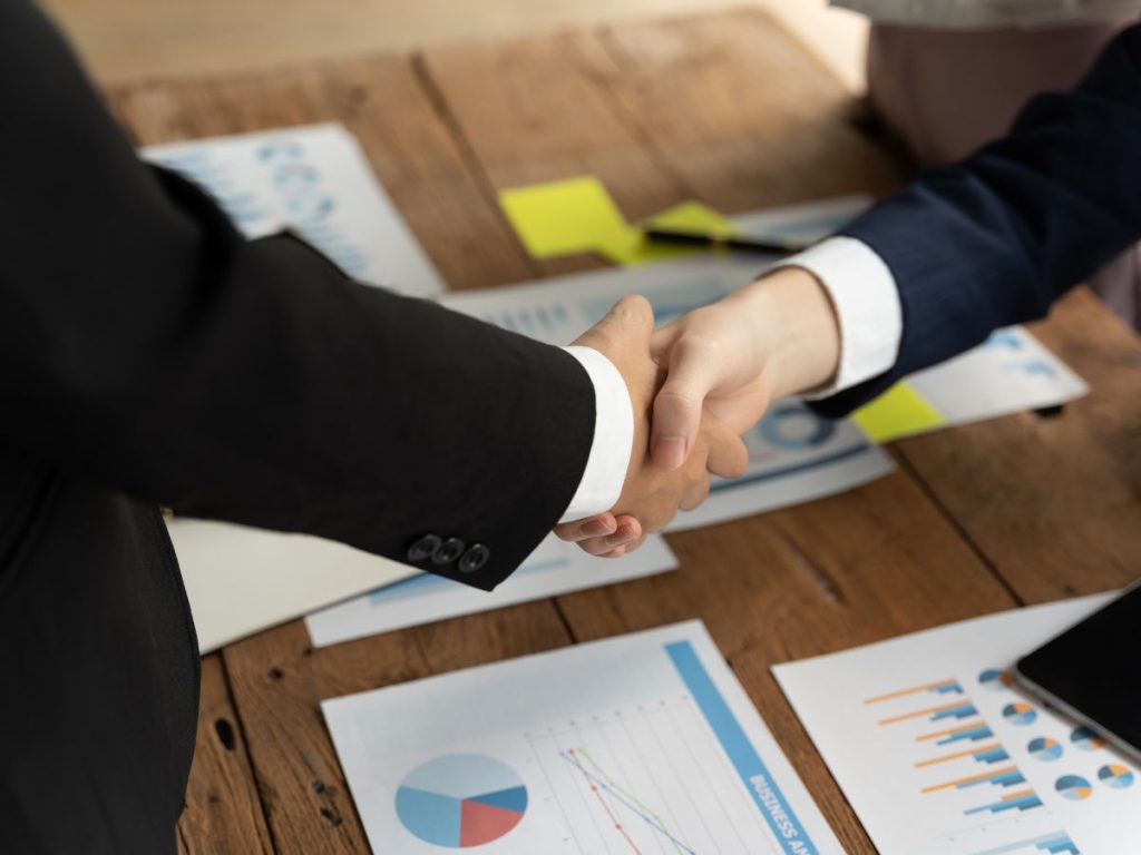 dos manos estrechándose tras una asesoría fiscal, contable, laboral