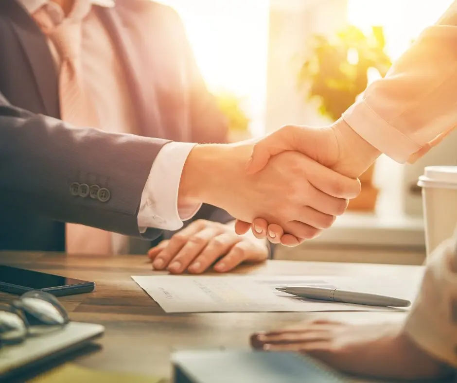 apretón de manos de un asesor con un emprendedor