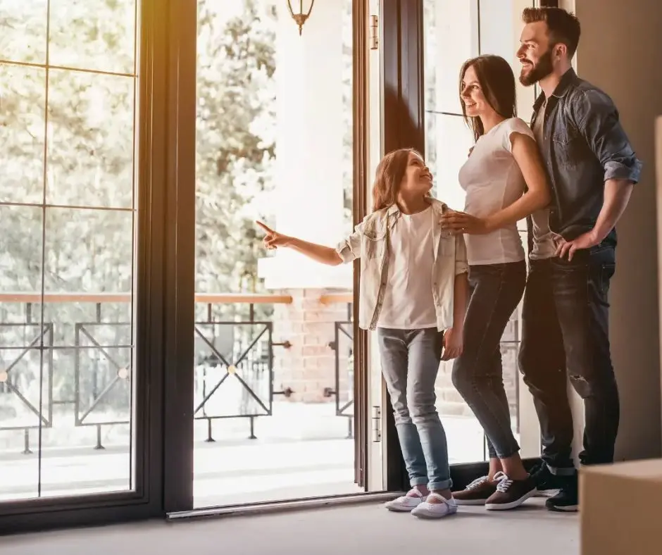 una familia dentro de una comunidad de vecinos