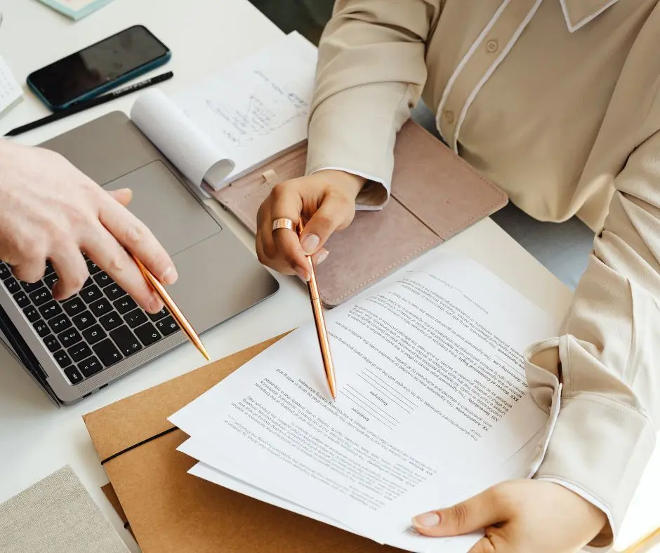 recibiendo asesoría fiscal, laboral y contable para empresas y particulares