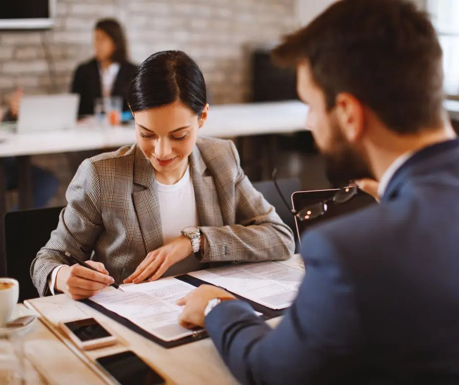 Dos personas hablando en una asesoría laboral