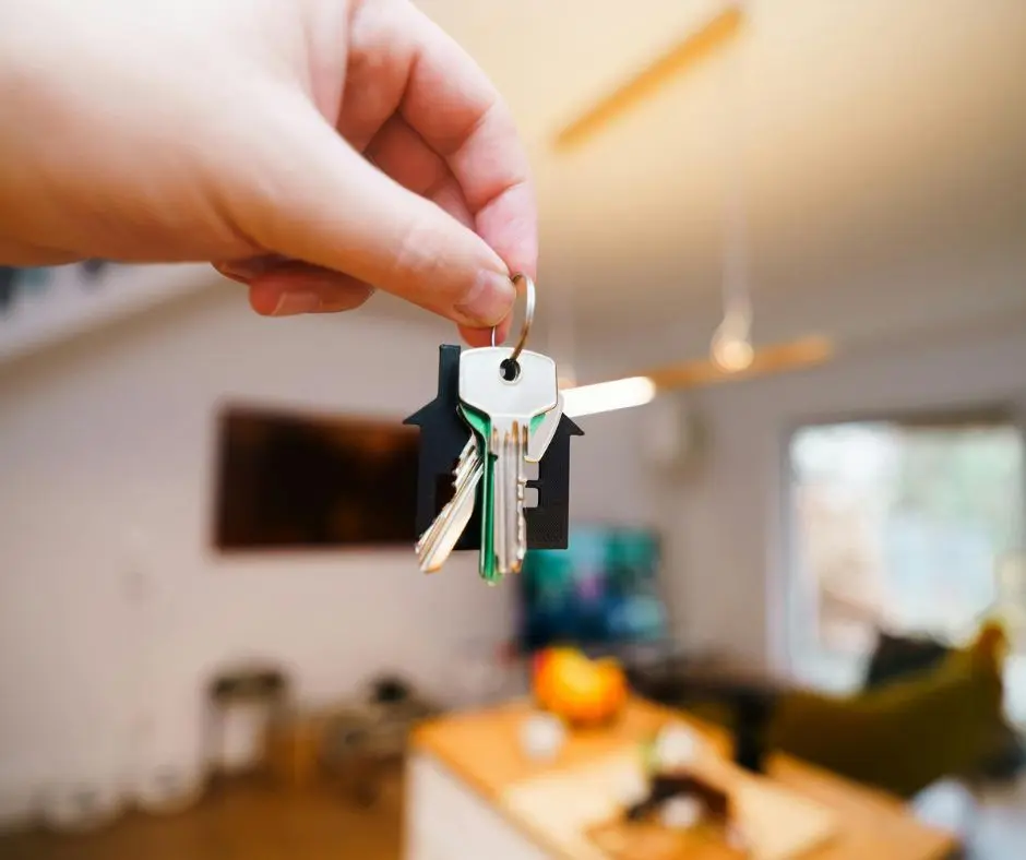 llave en mano con el fondo de un piso alquilado por trámites