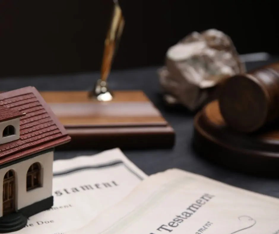 casa pequeña sobre documentos de gestión de herencia