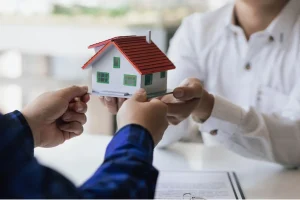 persona entregando una casa