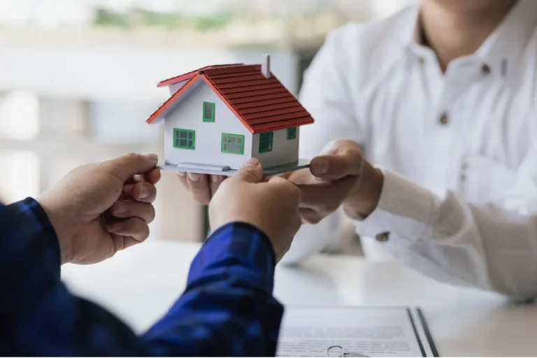persona entregando una casa